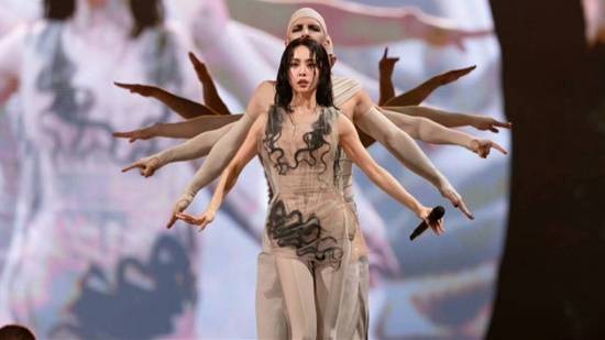 蔡依林演唱会惊现30米机械蛇,她竟然在蛇背上完成6分30秒无防护唱跳(图2) 游民星空