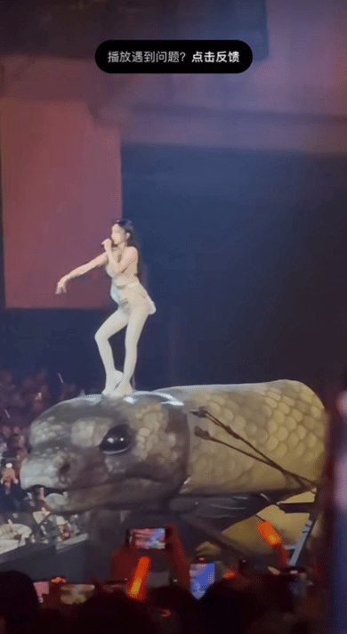 蔡依林演唱会惊现30米机械蛇，她竟然在蛇背上完成6分30秒无防护唱跳