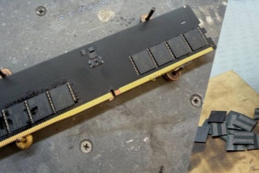 俄罗斯大神用笔记本内存“魔改”台式机条，成本仅千元性能竟不输大牌