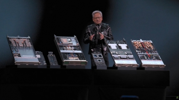 黄仁勋驳斥AI“末日论” 恐慌无益进步,监管勿扼创新(图2) 2