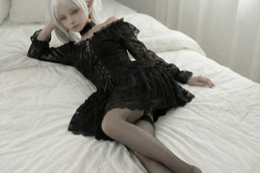 AI大神自制“芙莉莲”COS美图：黑丝美腿太涩了！