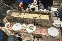 餐馆上新石槽火锅被说像猪食槽 店家：经过抛光打磨 卫生安全没问题