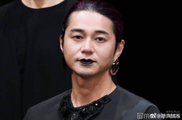 认不出来这是东出昌大了:玫红挑染配黑裙黑唇(图2) 游民星空