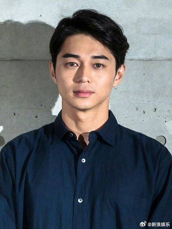 认不出来这是东出昌大了:玫红挑染配黑裙黑唇(图4) 游民星空