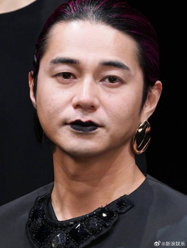 认不出来这是东出昌大了:玫红挑染配黑裙黑唇(图3) 游民星空