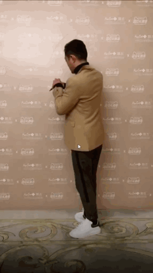 古天乐《寻秦记》台北首映 被送本人签名同款旋转土豆花(图4)