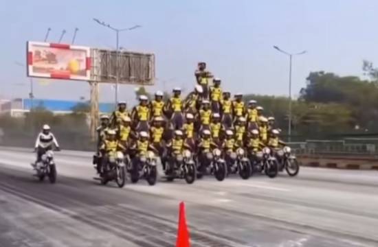 印度传统艺能 阅兵彩排又见摩托“叠罗汉”