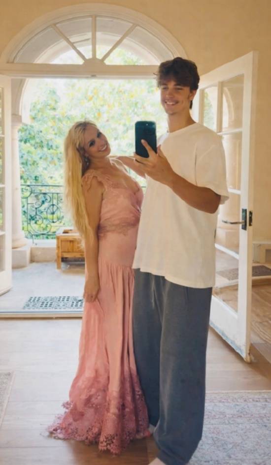 44岁布兰妮晒出与19岁儿子合影 儿子高大帅气