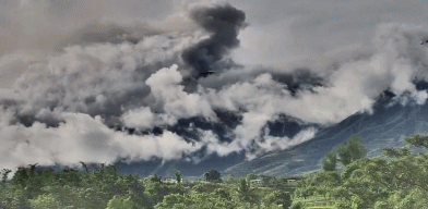 菲律宾坎拉翁火山喷发 火山灰柱高约900米(图1)