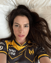 安妮海瑟薇推特自拍被玩坏!喊话Grok换NAVI队服、变猫女(图2) 游民星空