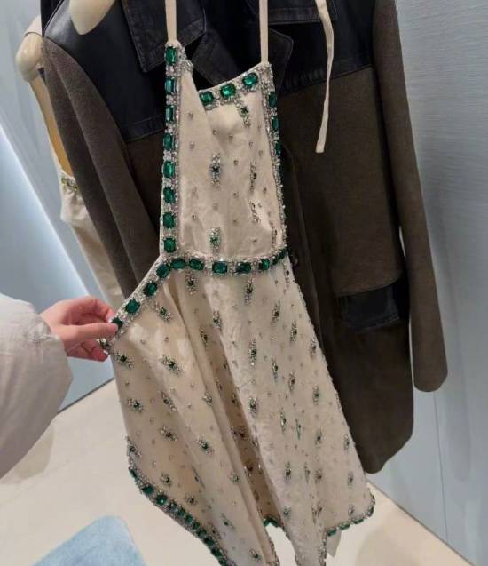 MIUMIU新款围裙售价15.2万 网友：村里大集也能买到