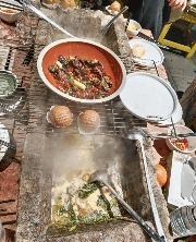 餐馆上新石槽火锅被说像猪食槽 店家:经过抛光打磨 卫生安全没问题(图2) 游民星空