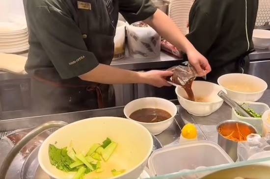 网友质疑和府捞面是预制菜:只有面条是现煮的(图1) 游民星空