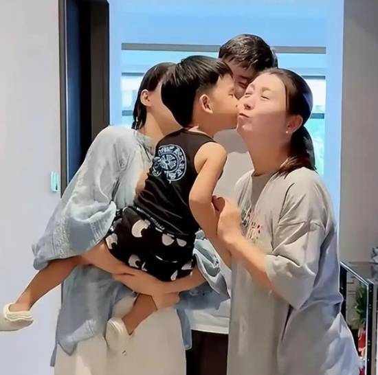 闫学晶回应“年入几十万很高了”质疑:儿子年入百万这个家才能运转(图2) 游民星空