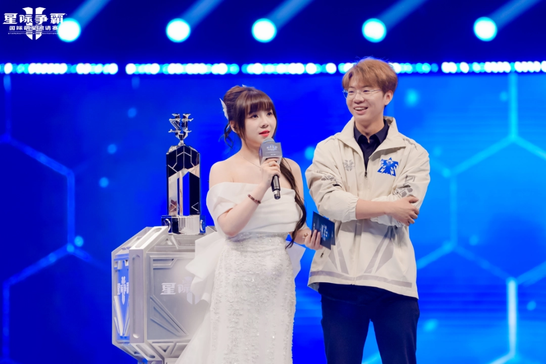 在《星际争霸Ⅱ》国际明星邀请赛现场，大家都是当初那个少年