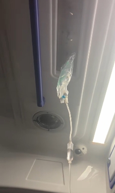 进了美国“斩杀线”，流浪汉当场变“高达零件”？