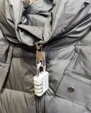 为了防止恶意退货,服装店老板给衣服挂上了烟灰缸(图18) 为了防止恶意退货,服装店老板给衣服挂上了烟灰缸