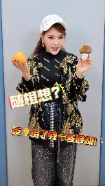 再度翻红的乌兰图雅,成了新的网络抽象圣体(图14) 再度翻红的乌兰图雅,成了新的网络抽象圣体