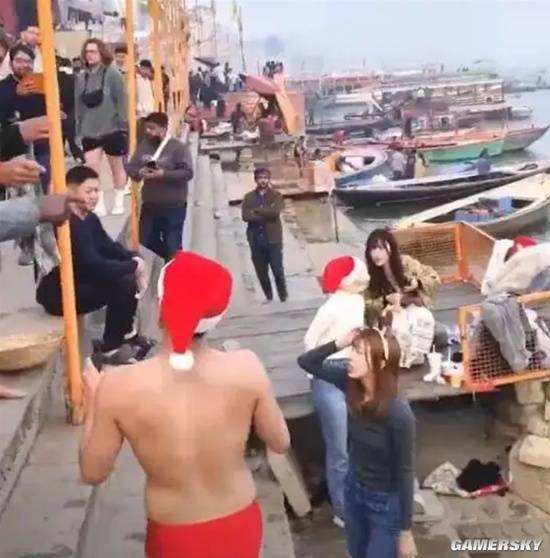 日本游客恒河欲游泳,竟因穿着暴露被当地居民围堵怒斥(图1) 游民星空