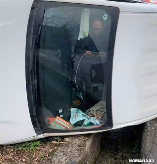 车翻人未伤,司机竟在驾驶室淡定打游戏(图2) 游民星空