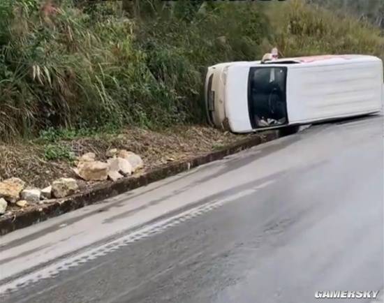 车翻人未伤,司机竟在驾驶室淡定打游戏(图1) 游民星空
